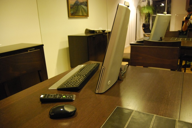 Illustration for article titled Gateway One Unboxed (Verdict: So Shiny and Sweet, It Gives Windows a Good Name)